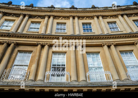 Abschnitt der imposanten georgianischer Architektur der Royal Crescent in Bath, England mit seinen Säulen und aufwendigen Schnitzereien Stockfoto