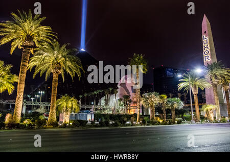 Luxor Hotel Casino und Sky Beam in der Nacht - Las Vegas, Nevada, USA Stockfoto