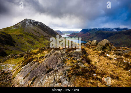 Hohe Felsen, Buttermere und Crummock Wasser aus Heu Stapeln im Lake District National Park, Cumbria, England. Stockfoto