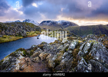 Heu Stapeln-Gipfel mit Schnee bedeckt Gipfel des großen Giebel und Kirk fiel darüber hinaus. Nationalpark Lake District, Cumbria, England. Stockfoto