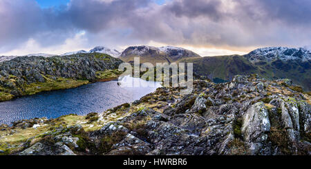 Heu Stapeln-Gipfel mit Schnee bedeckt Gipfel des großen Giebel und Kirk fiel darüber hinaus. Nationalpark Lake District, Cumbria, England. Stockfoto