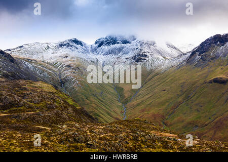 Die schneebedeckten Gipfel des großen Giebel angesehen von Heu Stapeln im Lake District National Park, Cumbria, England. Stockfoto