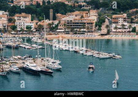 Blick über die Bucht von Puerto de Soller. Angelboot/Fischerboot kehrt zurück, um port de Soller nach täglichen Angeln, Mallorca, Balearen, Spanien Stockfoto