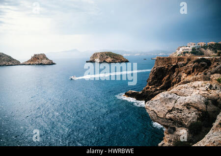 Die Yacht segelt in der Nähe der Felsen von Santa Ponsa im Mittelmeer vor dem Sturm, Insel Mallorca Stockfoto