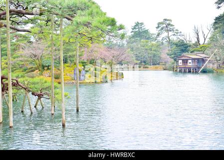 Kasumiga Ike Teich und Uchihashi Haus im Kenroku-En Park, Kanazawa, Japan Stockfoto