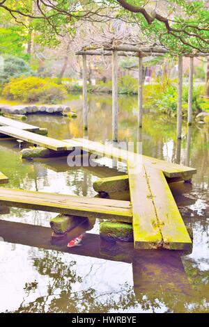 Hölzerne Hängebrücke, Yatsuhashi und Karpfen im japanischen Garten. Kanazawa, Japan. Stockfoto