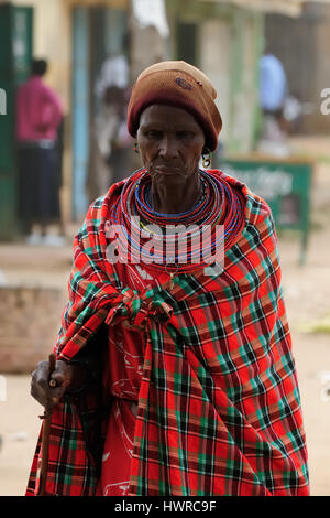 MARARAL, Kenia - 03.Juli: Afrikanische Frau vom Stamm Samburu mit charakteristischen dekorativen Ketten auf dem Markt in der Mararal Stadt in Kenia, Ma Stockfoto