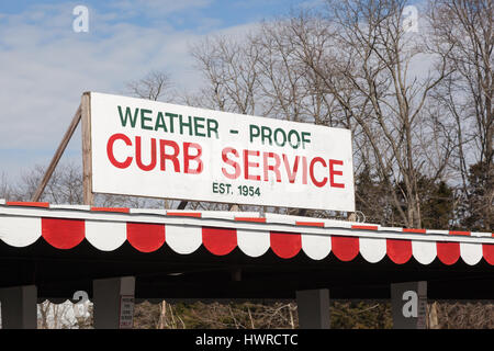 WALL TOWNSHIP, NEW JERSEY - 20. März 2017: Das Schild an der jetzt geschlossenen Zirkus Drive-in gibt wetterfeste Bordstein Dienst an Stockfoto