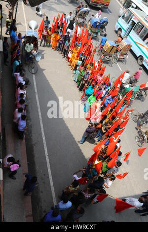 Dhaka, 19. März 2017. die Arbeitnehmer, unter dem Banner der National Garment Workers Federation, vor der Hauptstadt jatiya Press Club demandi demonstrieren Stockfoto