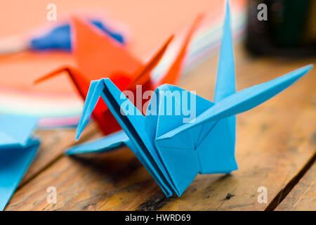 Closeup Aufnahme von bunten Papieren zu Origami-Kunst Stockfoto