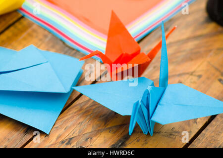 Closeup Aufnahme von bunten Papieren zu Origami-Kunst Stockfoto