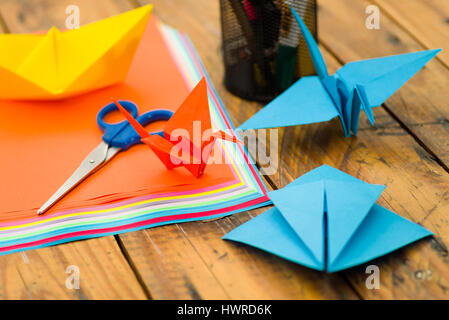 Closeup Aufnahme von bunten Papieren zu Origami-Kunst Stockfoto