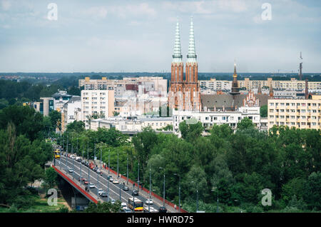 Stadtbild von Warschau, Slasko-Dabrowski Brücke über die Weichsel im Vordergrund, Kathedrale St. Michael der Erzengel und St. Florian die Märtyrer unter Stockfoto