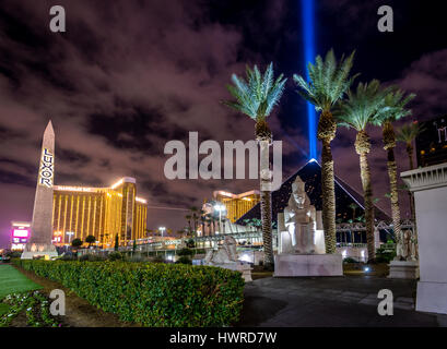 Luxor Hotel und Sky Beam in der Nacht - Las Vegas, Nevada, USA Stockfoto