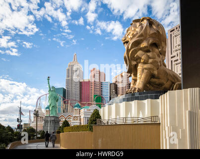 Las Vegas Strip, MGM Grand Lion und New York New York Hotel and Casino - Las Vegas, Nevada, USA Stockfoto