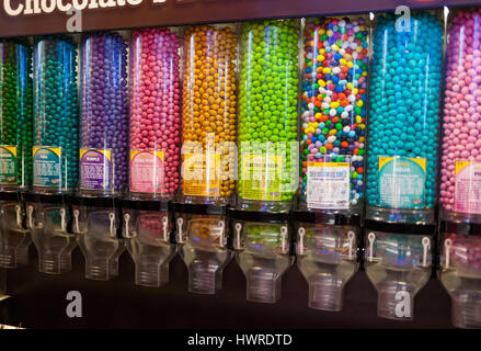 New York City, Usa - 8. Juli 2015: M & M Welt speichern auf dem Times Square. Diese dreistufige 24.000 Quadratmeter großes Geschäft ist der größte Bonbonladen in Manha Stockfoto