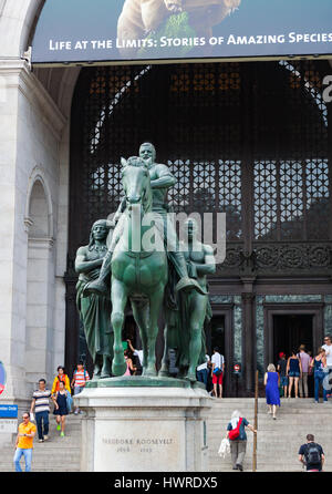 New York City, Usa - 7. Juli 2015: Statue am Eingang des American Museum of Natural History in Manhattan. Die Sammlungen des Museums enthalten mehr als 32 Stockfoto