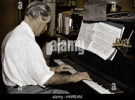 Albert Schweitzer spielt Klavier am Hospital in Lambarene, Heidenheim, August 1956. Französischer Philosoph, Theologe, Missionar, Organist, Arzt und Philanthrop - Friedensnobelpreis 1952 Elsässer. 14. Januar 1875 - 4. September 1965. Foto von Erica Anderson. Stockfoto