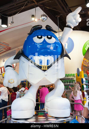 New York City, Usa - 8. Juli 2015: M & M Welt speichern auf dem Times Square. M & M schlägt eine Pose a la John Travolta Charakter im Film Samstag Nig Stockfoto