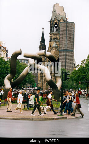 BERLIN-Tauentzienstrassse mit der Skulptur Berlin von 750 Jahre Jubiläum 1987 von Brigitte o Martin Matschinsky-Denninghoff und der Uhrturm einen Stockfoto