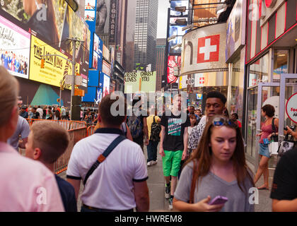 New York City, Usa - 19. Juli 2015: Mann mit einem Schild, das liest "Buße Jesus liebt dich" auf dem Times Square Stockfoto