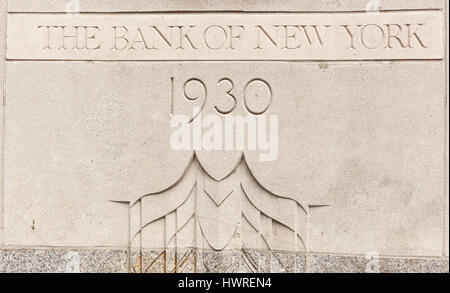 New York City, Usa - 8. Juli 2015: Bank of New York 1930 Bauinschrift in Downtown Manhattan. In den 1930er Jahren bietet es corporate Vertrauensstellungen für die Stockfoto
