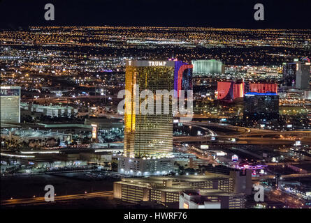 Luftaufnahme des Trump Hotel nachts - Las Vegas, Nevada, USA Stockfoto