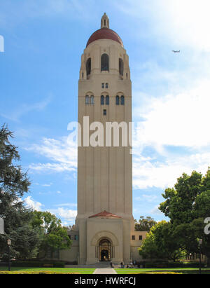 Stanford, CA - 3. April 2014: Stanford University Hoover Tower. Absolvierte er 1941, des 50-jährigen Jubiläums der Stanford University. Stockfoto