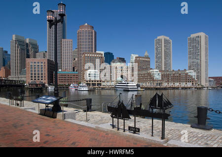 Boston, Massachusetts Skyline und Uferpromenade mit einigen freien Kunst Stockfoto