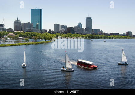 Die Skyline von Back Bay und dem Charles River von der Longfellow Bridge - Gemeinschaft Bootfahren Segelboote und Duck Tour Boot stehen im Vordergrund, Stockfoto