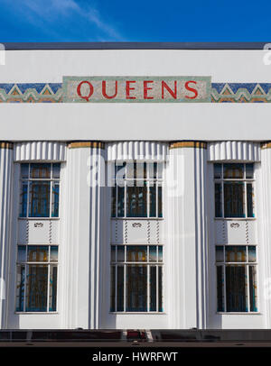 Original Art-Deco-Fassade des alten Königinnen Kinos, Queensway, Bayswater, London, jetzt einen Luxus-Appartementhaus Stockfoto