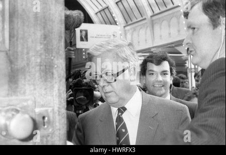 Rt Hon Sir Geoffrey Howe, Führer des House of Commons und der konservativen Partei Parlamentsmitglied für Reigate, wird in dem Parteitag in Blackpool, England am 10. Oktober 1989 begleitet. Stockfoto