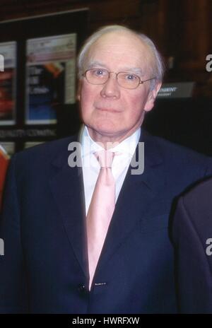 Rt Hon Sir Menzies Campbell, Liberaldemokratischen Partei Abgeordneter von East Fife, besucht eine öffentliche Versammlung während der Partei Wettstreit um die Führungsrolle in London, England am 23. Februar 2006. Stockfoto