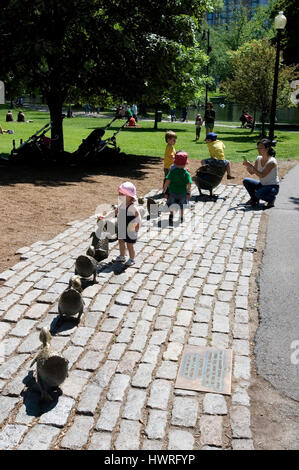 Boston Public Garden.   Die Make Way for Duckings Skulptur, Boston, Massachusetts Stockfoto