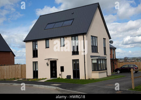 Neue Häuser 2017 alle mit schwarzen PV Solarmodule Persimmon Greenacres Bishops Cleeve Cheltenham UK Stockfoto