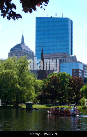 Skyline von Boston Back Bay von Boston Public Garden, Boston Public Garden aus gesehen Stockfoto