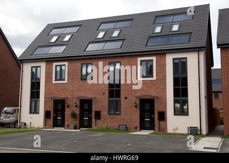 Neuen roten Backsteinhäuser mit solar Schwarz pv Panels persimmon greenacres Bishops Cleeve Cheltenham uk Stockfoto