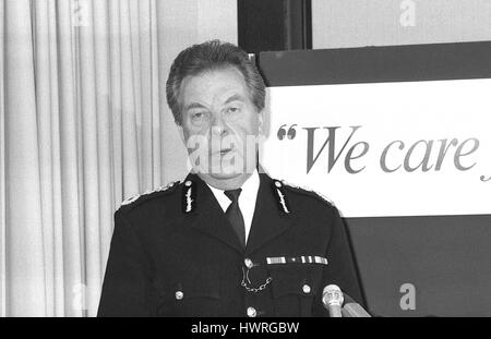 Sir Peter Imbert, Kommissar der Metropolitan Police Force, hält eine Pressekonferenz im New Scotland Yard in London, England am 23. Mai 1990. Stockfoto