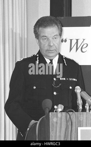 Sir Peter Imbert, Kommissar der Metropolitan Police Force, hält eine Pressekonferenz im New Scotland Yard in London, England am 23. Mai 1990. Stockfoto