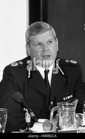 John Smith, Assistant Deputy Commissioner der Metropolitan Police Force, besucht eine Pressekonferenz im New Scotland Yard in London, England am 23. Mai 1990. Stockfoto