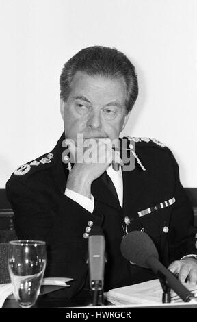 Sir Peter Imbert, Kommissar der Metropolitan Police Force, hält eine Pressekonferenz im New Scotland Yard in London, England am 23. Mai 1990. Stockfoto