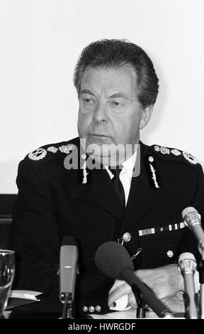 Sir Peter Imbert, Kommissar der Metropolitan Police Force, hält eine Pressekonferenz im New Scotland Yard in London, England am 23. Mai 1990. Stockfoto