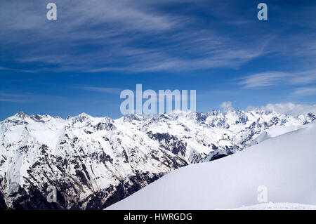 Abseits der Piste Neigung und schneebedeckten Bergen. Kaukasus-Gebirge. Blick vom Skigebiet Dombay am Elbrus-Region. Stockfoto