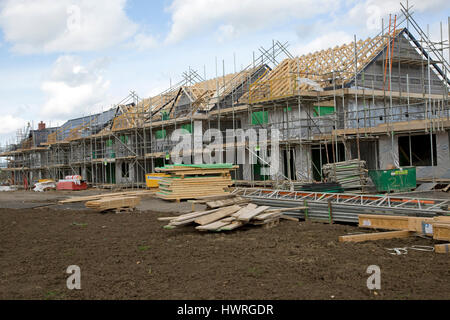 Neue zeitgenössische Gebäude beherbergt mit Sonnenkollektoren Persimmon Greenacres Bishops Cleeve Cheltenham UK Stockfoto