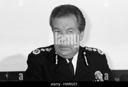 Sir Peter Imbert, Kommissar der Metropolitan Police Force, hält eine Pressekonferenz im New Scotland Yard in London, England am 23. Mai 1990. Stockfoto