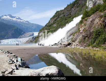 Die Ansicht der Nugget Herbst und Mendenhall Gletscher Mendenhall Gletscher Recreation Area (Juneau, Alaska). Stockfoto