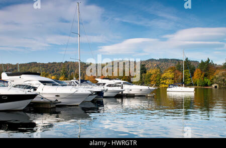 Boote auf dem See Windermere im Herbst, Lake District, Vereinigtes Königreich Stockfoto