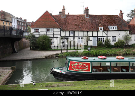 Ein Narrowboat auf der Kennet und Avon Kanal im Zentrum von Hungerford, Berkshire Stockfoto