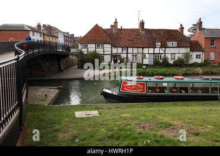 Ein Narrowboat auf der Kennet und Avon Kanal im Zentrum von Hungerford, Berkshire Stockfoto