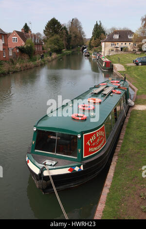 Eine Reise Boot auf der Kennet und Avon Kanal im Zentrum von Hungerford, Berkshire vorbereitet für eine Kreuzfahrt Stockfoto